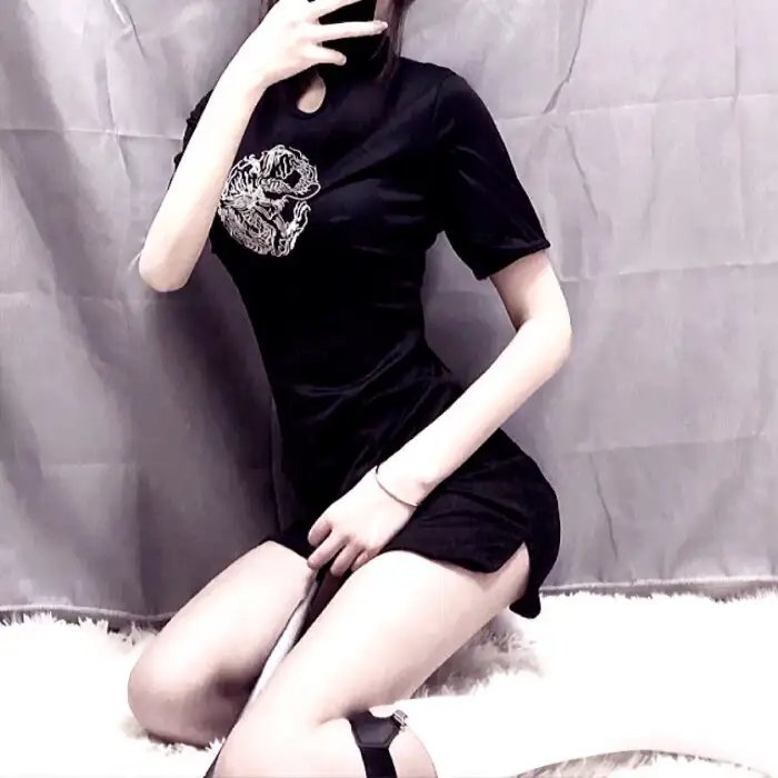赤裸并存在着